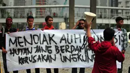 Aksi yang diikuti puluhan anggota Mapala itu mendesak pemerintah untuk segera menghentikan berbagai perusakan hutan di Indonesia, Jakarta, Jumat (12/12/2014). (Liputan6.com/Johan Tallo)