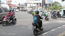 Pelanggaran lalu lintas saat pengendara motor melawan arah melintasi kawasan Matraman, Jakarta, Rabu (2/5). Perilaku tersebut membahayakan pengendara lain dan juga diri sendiri. (Liputan6.com/Herman Zakharia)
