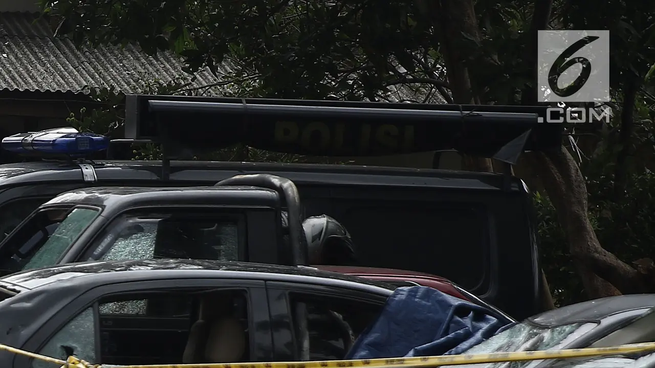 Evakuasi Mobil Rusak Sisa Penyerangan Polsek Ciracas