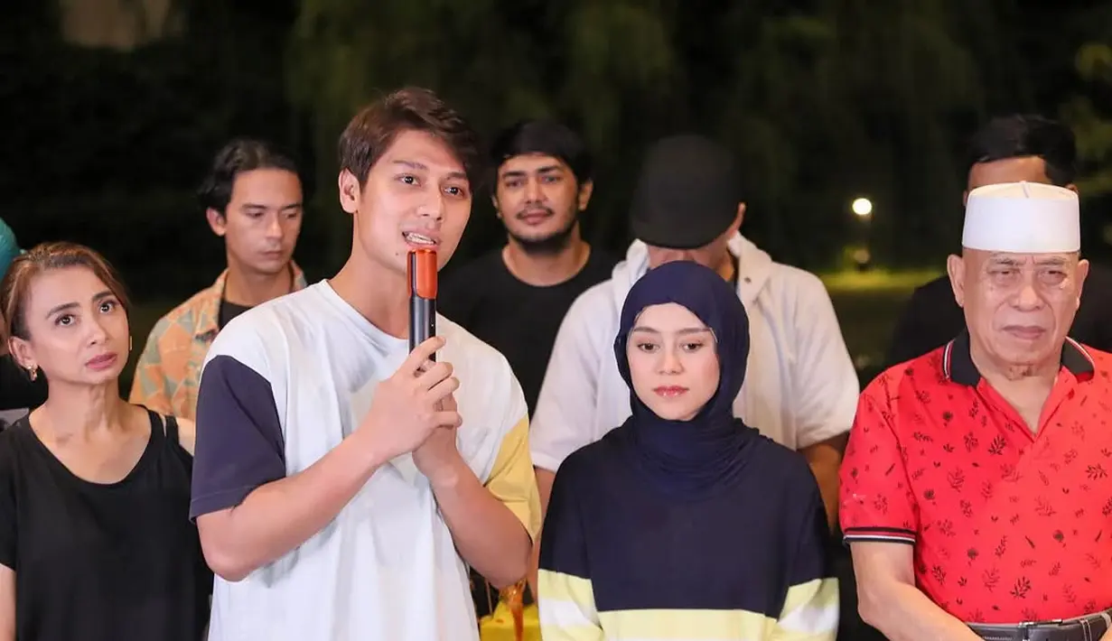 Sinetron Romansa Kampung Dangdut merupakan proyek ambisius yang diproduksi oleh Leslar Entertainment, rumah produksi yang didirikan oleh pasangan ini. Dengan visi untuk menghadirkan tontonan yang menghibur sekaligus inspiratif, Lesti dan Billar memastikan bahwa Romansa Kampung Dangdut memiliki kualitas produksi yang baik dengan alur cerita yang menarik. (Liputan6.com/IG/@romansakampungdangdut.mncp)