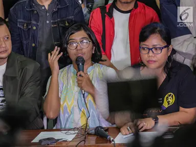 Ketua YLBHI Asfinawati (tengah) menyampaikan keterangan pers di Jakarta, Kamis (7/3). Mereka meminta agar pihak kepolisian membebaskan Robertus Robet karena lagu yang dinyanyikan Robertus tidak bermaksud menghina institusi TNI (Liputan6.com/Faizal Fanani)