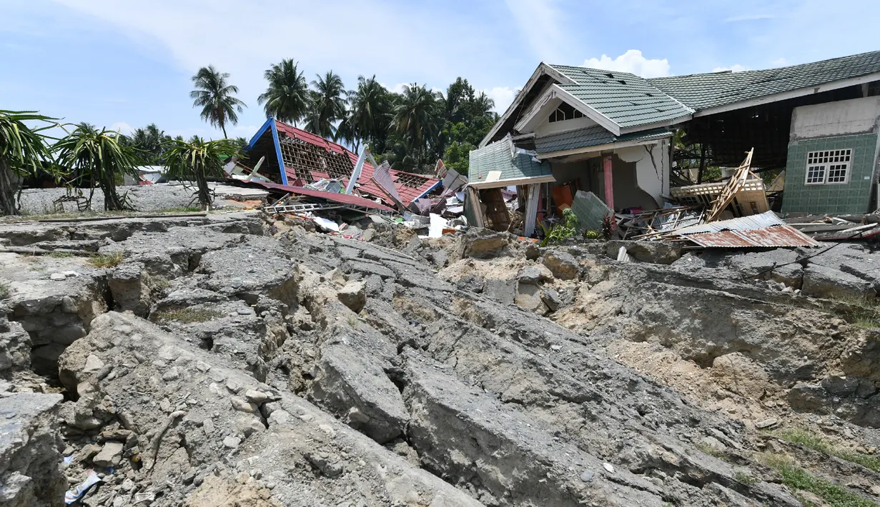 Rumah dan tanah rusak usai gempa dan tsunami melanda Kabupaten Sigi, Sulawesi Tengah, Kamis (4/10). Gempa dan tsunami menghantam daerah tersebut pada 28 September 2018 lalu.  (ADEK BERRY/AFP)