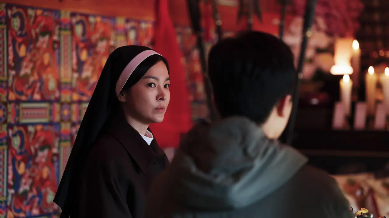 Song Hye Kyo dalam film Dark Nuns. (Next Entertainment World via Soompi)