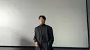 Ryu Jun Yeol tampil dengan outfit serba hitam. Ia memadukan knitted turtleneck dengan setelan blazer dan celana panjang, serta sepatu yang semuanya berwarna hitam. [Foto: Instagram/ryusdb]