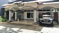 Bangunan utama mes Persis yang hanya terparkir satu mobil milik manajemen klub. (Bola.com/Vincentius Atmaja)