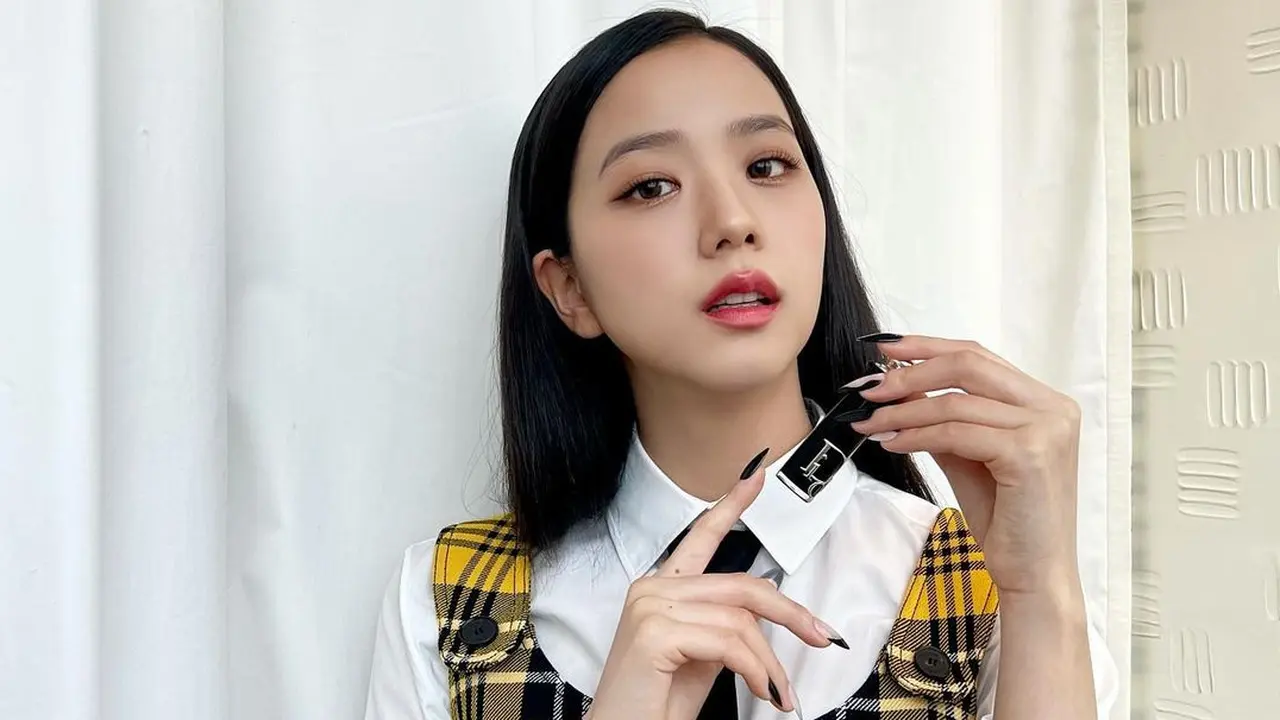 Tas Dior Jisoo BLACKPINK yang Dikenakan Selama di Paris