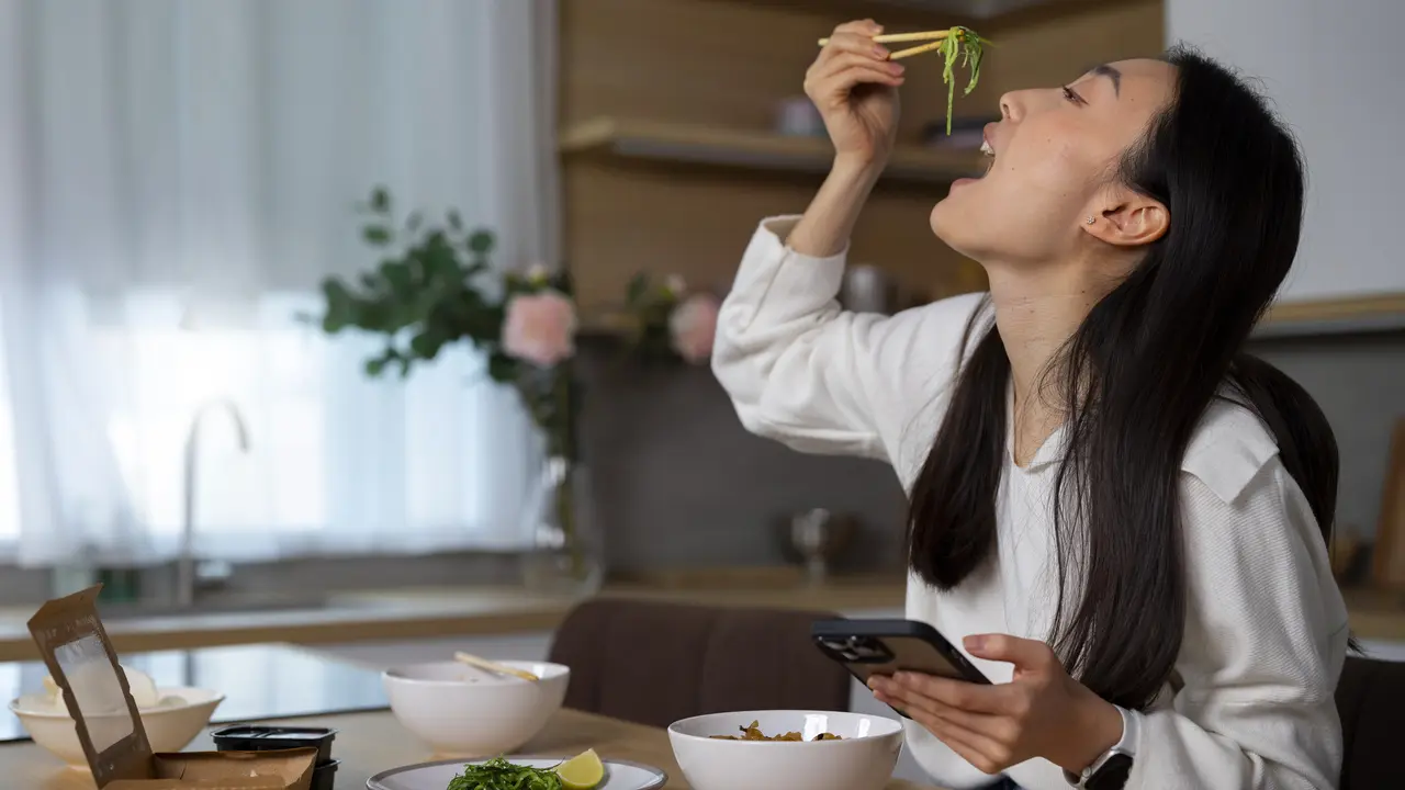 Mimpi Orang Numpang Makan: Pertanda Rezeki atau Masalah?  (Jangan Lewatkan!)