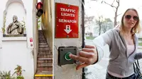 Unik, Lampu Lalin Dipasang di Jalan yang Lebarnya 49 cm