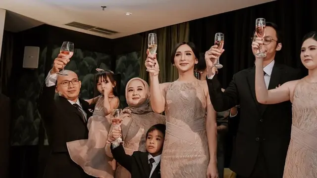 6 Potret Dena Rachman di Acara Perniakahan Adiknya, Memesona