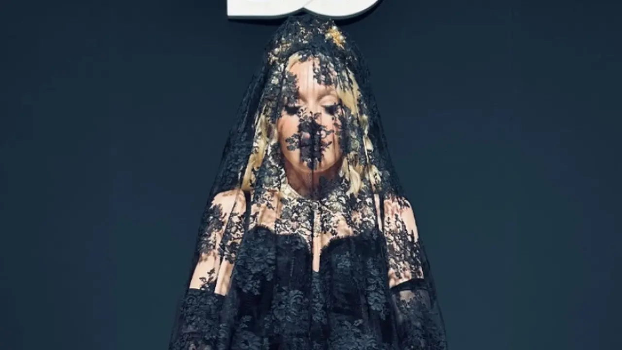 Gaya Dramatis Madonna di Milan Fashion Week