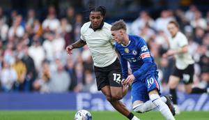 Aksi Cole Palmer dalam laga Chelsea vs Port Vale di FA Cup 2025/2026, Sabtu (4/4/2026). (AP Photo/Ian Walton)