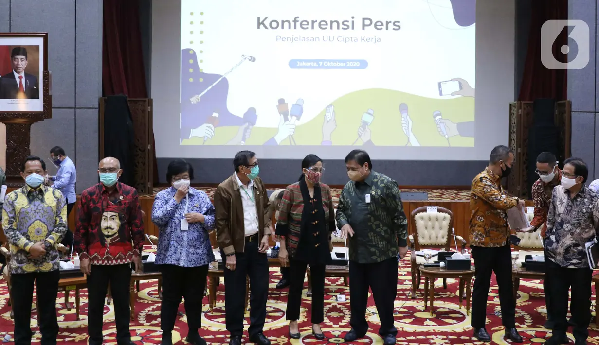 Sejumlah Menteri Kabinet Indonesia Maju berbincang usai memberi keterangan terkait UU Omnibus Law Cipta Kerja di Graha Sawala Kemenko Perekonomian, Jakarta, Rabu (7/10/2020). Mereka memberi penjelasan maksud dan tujuan terkait disahkannya UU Omnibus Law Cipta Kerja. (Liputan6.comHelmi Fithriansyah)