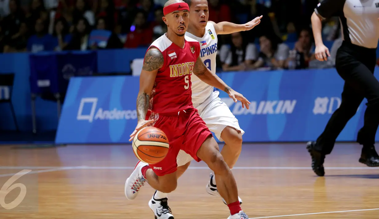 Pebasket Indonesia, Mario Wuysang melewati kawalan pemain Filipina saat berlaga di final SEA Games ke-28 di OCBC Arena Singapore, Senin (15/6/2015). Indonesia kalah 64-72 dari Filipina. (Liputan6.com/Helmi Fithriansyah) 