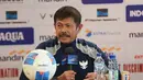 Pelatih Timnas Indonesia U-22, Indra Sjafri mengatakan laga uji coba kontra Mali bukan sekedar ajang eksperimen melainkan memantapkan kerangka tim. Tampak dalam foto, pelatih Timnas Indonesia U-22, Indra Sjafri, saat memberi keterangan terkait pertandingan uji coba melawan Mali, Jakarta, Jumat (14/11/2025). (Bola.com/Abdul Aziz)