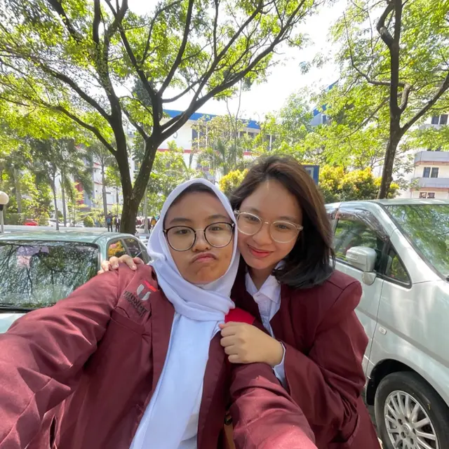 6 Potret Shakiena Azalea Anak Okie Agustina Kini Sudah Kuliah, LDR dengan Keluarga