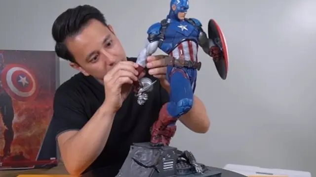 Penggemar Marvel, Ini 7 Potret Billy Davidson dengan Koleksi Action Figure Miliknya