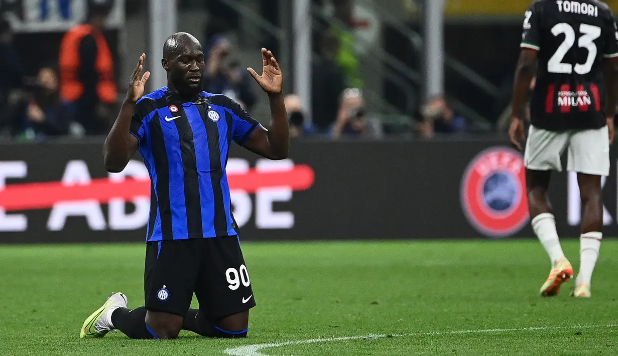 Selebrasi striker Inter Milan, Romelu Lukaku setelah berakhirnya laga leg kedua semifinal Liga Champions 2022/2023 menghadapi AC Milan di San Siro Stadium, Milan (16/5/2023). Dua periode membela Chelsea, penampilan Romelu Lukaku sangat jauh dari ekspektasi. Namun saat ia hijrah ke Inter Milan setelah dilepas Manchester United pada 2019/2020 dan 2020/2021 serta dipinjamkan Chelsea pada musim 2022/2023, ia tampil cenderung lebih baik dan menjadi andalan tim. Satu gelar Liga Italia dipersembahkannya pada musim 2020/2021. (AFP/Isabella Bonotto)