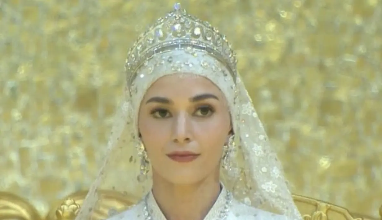 Anisha tampil dengan makeup flawless glam, mengaplikasikan lipstik bold dan blush on pink tipis. Dan riasan mata boldnya. [@support.anishaik/RTBGO]