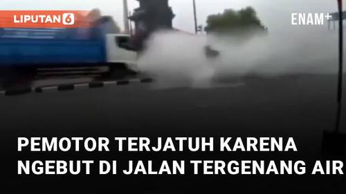 VIDEO: Ngebut di Jalan Tergenang Air, Pemotor Terjatuh Tuai Komentar Netizen
