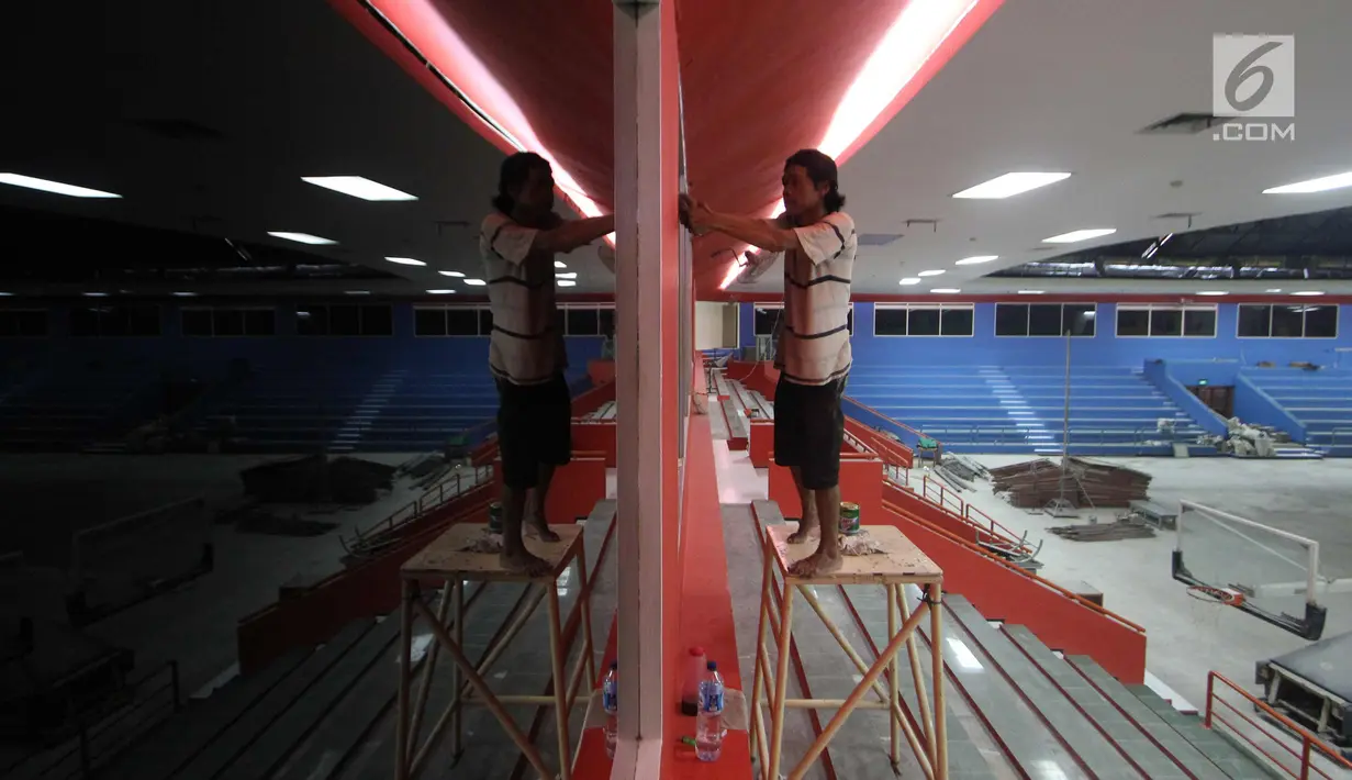 Pekerja membersihkan kaca proyek renovasi gelanggang olahraga (GOR) Soemantri Brodjonegoro, Jakarta, Kamis (18/1). Renovasi ini bertujuan untuk menunjang kegiatan Asian Games 2018. (Liputan6.com/Arya Manggala)