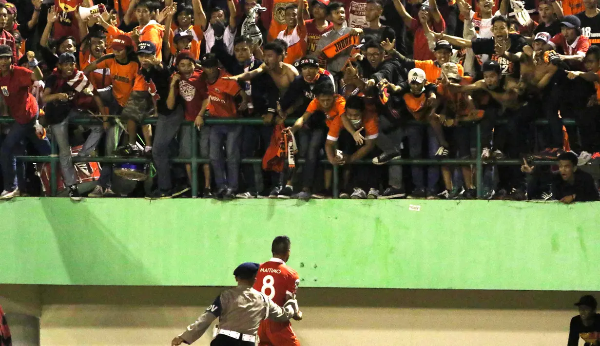 Pemain Persija, Raphael Maitimo, merayakan gol yang dicetaknya bersama Jakmania pada lanjutan Grup D Piala Jenderal Sudirman 2015 di Stadion Manahan, Solo, Selasa (15/12/2015). Persija menang 1-0 atas PS TNI. (Bola.com/Nicklas Hanoatubun)