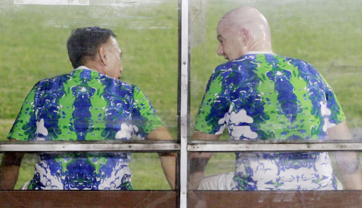 Dalam pertandingan tersebut, Presiden FIFA, Gianni Infantino tergabung dalam tim yang mengenakan jersey corak hijau, biru, dan putih. Ia satu tim dengan Ketua PSSI, Mochamad Iriawan. (Bola.com/M Iqbal Ichsan)
