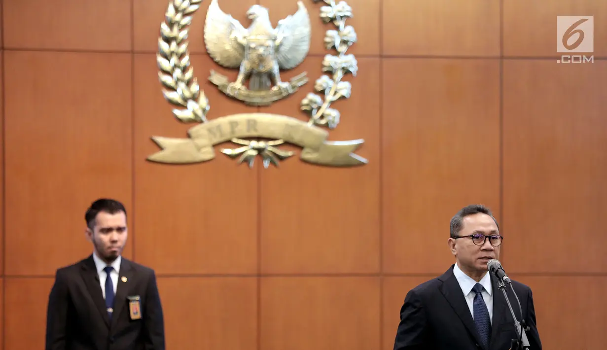 Ketua MPR Zulkifli Hasan (kanan) membacakan sumpah jabatan saat melantik anggota MPR Pengganti Antar Waktu (PAW) di Kompleks Parlemen, Jakarta, Kamis (14/3). Zulkifli mengajak anggota MPR PAW aktif memperkokoh ideologi bangsa. (Liputan6.com/JohanTallo)