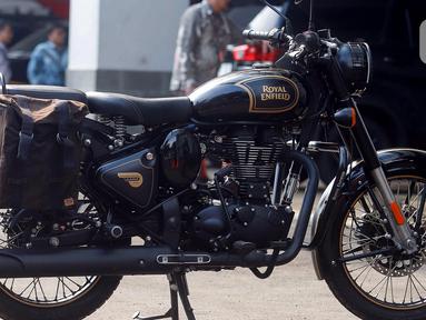 Tampilan Motor Royal Enfield milik mantan Gubernur Jawa Barat (Jabar) Ridwan Kamil yang disita penyidik Komisi Pemberantasan Korupsi (KPK) di Rumah Penyimpanan Benda Sitaan Negara (Rupbasan) pada Jumat (25/4/2025). (Liputan6.com/Herman Zakharia)