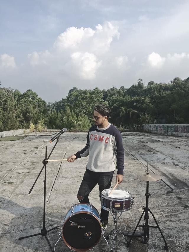 6 Potret Resa Vokalis Kuburan Band Tanpa Makeup, Bikin Pangling