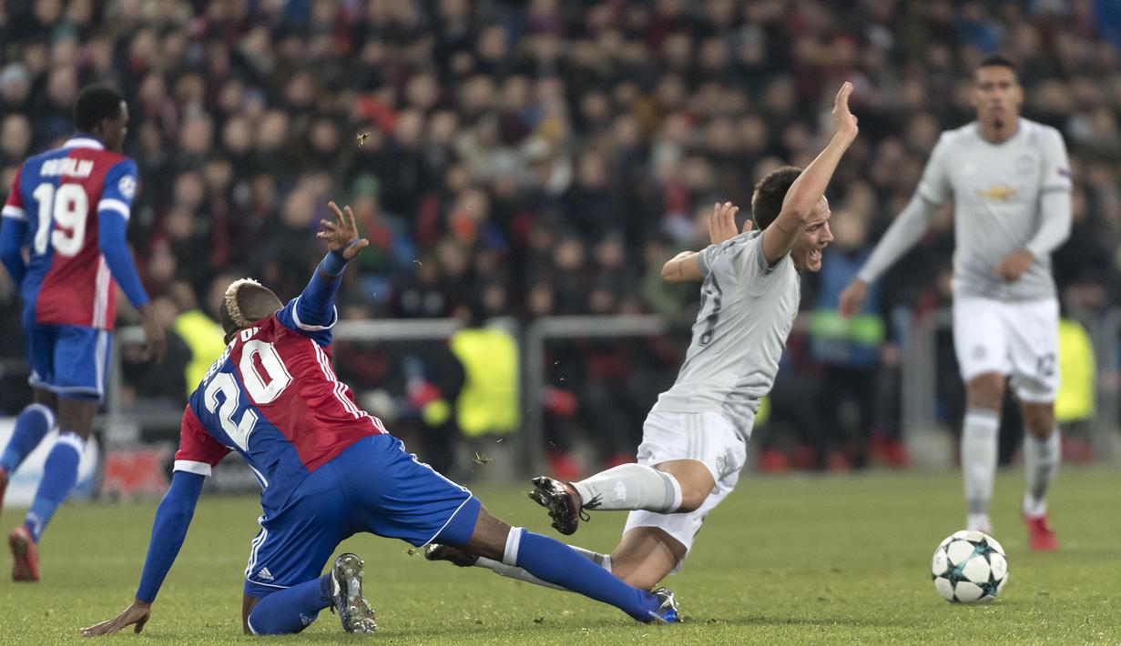 Pemain Basel, Geoffroy Serey Die (kiri) melakukan pelanggaran terhadap Ander Herrera pada laga grup A Liga Champions di St. Jakob-Park stadium, Basel, Swiss, (22/11/2017). MU kalah 0-1 dari Basel. (Georgios Kefalas/Keystone via AP)