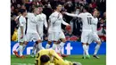 Cristiano Ronaldo, James Rodriguez  dan para pemain Real Madrid merayakan gol ke gawang AS Roma pada leg kedua babak 16 besar  Liga Champion di Stadion Santiago Bernabeu, Madrid, Rabu (9/3/2016) dini hari WIB.  (AFP/Gerard Julien)