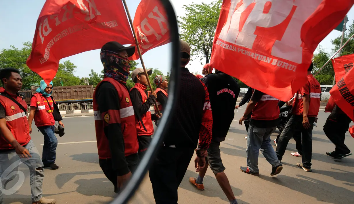 Ratusan buruh saat melintasi jalan Pemuda menuju Tugu Proklamasi, Jakarta, Jumat (20/11/2015). Aksi ini kelanjutan dari aksi jalan kaki Bandung-Jakarta untuk menolak PP 78 th 2015 tentang pengupahan. (Liputan6.com/Helmi Fithriansyah)