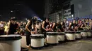 Atraksi perkusi menjadi salah satu bagian hiburan dalam malam Jakarta Night Festival yang digelar Sabtu (21/06/14) (Liputan6.com/Faizal Fanani)