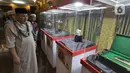 Pengunjung melihat-lihat benda saat Pameran Artefak Rasulullah dan Sahabat Nabi di Padepokan Welas Asih, Parung, Kabupaten Bogor, Jawa Barat, Minggu  (26/7/2020). Pameran ini bertujuan sebagai syiar untuk lebih menumbuhkan kecintaan kepada Rasulullah SAW. (merdeka.com/Arie Basuki)