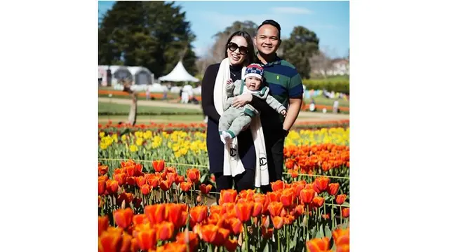 Begini potret keluarga Momo Geisha saat mengunjungi Melbourne Tulip Festival.
