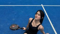 Tak hanya basket saja, wanita kelahiran 17 Agustus 2002 ini juga menjajal beberapa olahraga lainnya. Kini, dirinya juga tampak aktif menjajal olahraga tenis. (Liputan6.com/IG/@davinaakaramoy)