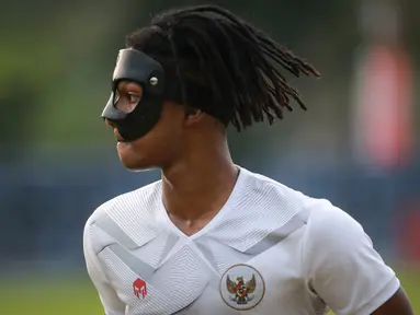 Pemain Timnas Indonesia U-20, Ronaldo Kwateh saat latihan persiapan Kualifikasi Piala Asia U-20 2023 yang berlangsung di Lapangan A Gelora Bung Karno, Jakarta, Selasa (30/08/2022). (Bola.com/Bagaskara Lazuardi)