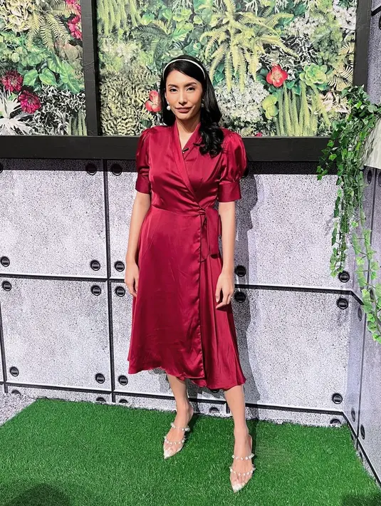 Memakai dress merah maroon, membuat penampilannya punya kesan percaya diri. Dengan makeup yang berkarakter kuat, wanita kelahiran 8 April 1987 ini tampil berkarisma. Gayanya semakin sempurna dengan pemakaian bando dan sepatu heels putih mutiara. (Liputan6.com/IG/@tyasmirasih)