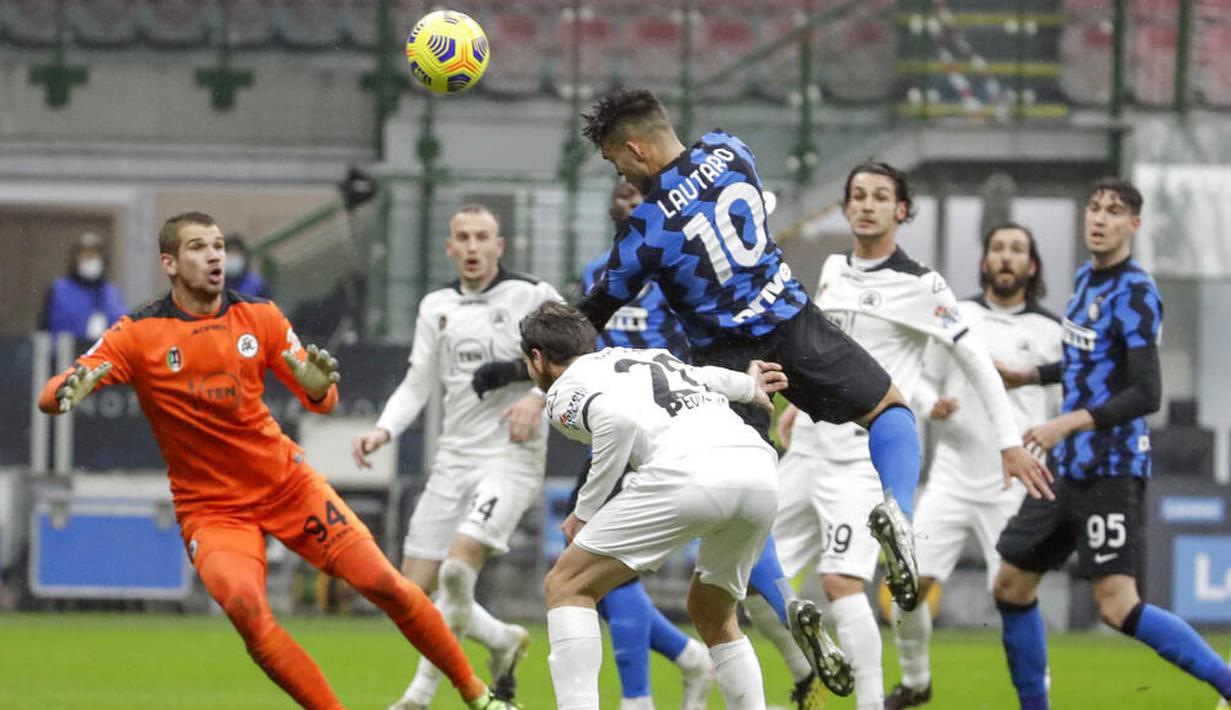 Striker Inter Milan, Lautaro Martinez, melepaskan sundulan ke gawang Spezia pada laga Liga Italia di Stadion Giuseppe Meazza, Minggu (20/12/2020). Inter Milan menang dengan skor 2-1. (AP/Luca Bruno)