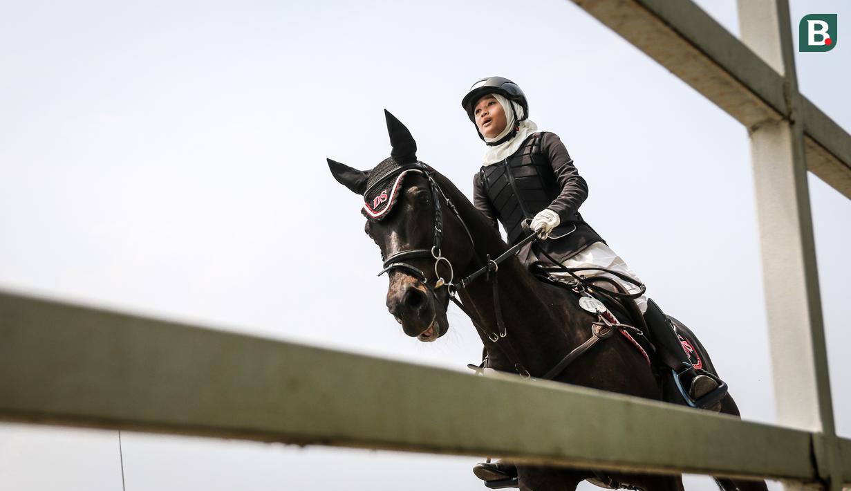 Atlet berkuda tim Equinara Horse Sports, Aisha Maydina Hakim beraksi pada nomor Show Jumping 70-90 cm saat ajang Solidarity Equestrian Challange 2022 yang berlangsung di Jakarta International Equestrian Park, Jakarta Timur, Minggu (30/01/2022). (Bola.com/Bagaskara Lazuardi)