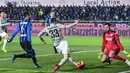 Penyerang Juventus, Federico Bernardeschi (tengah) menendang bola ke arah kiper Atalanta Etrit Berisha (kanan) pada perempat final Coppa Italia 2018-2019 di Stadion Atleti Azzurri d'Italia, Bergamo, Rabu (30/1). (Miguel MEDINA/AFP)