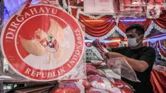 Pedagang saat menunggu pembeli di salah satu toko pernak-pernik HUT Kemerdekaan RI di Pasar Jatinegara, Jakarta, Minggu (8/8/2021). Pedagang mengaku penjualan bendera dan pernak-pernik bernuansa Kemerdekaan RI merosot hingga 70 persen dibandingkan tahun lalu. (merdeka.com/Iqbal S. Nugroho)