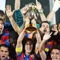 Para pemain Barcelona mengangkat trofi Piala Dunia Antarklub setelah mengalahkan Estudiantes di Abu Dhabi, UEA, 19 Desember 2009. AFP PHOTO/KARIM SAHIB