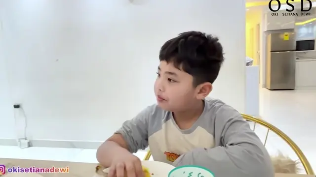 Potret Ruang Makan Rumah Oki Setiana Dewi di Mesir (Foto: YouTube Oki Setiana Dewi)