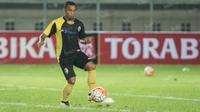 Gelandang Sriwijaya FC, Firman Utina, melakukan pemanasan jelang laga Torabika Soccer Championship 2016 melawan Persib di Stadion Si Jalak Harupat, Bandung, Sabtu (30/4/2016). (Bola.com/Vitalis Yogi Trisna)