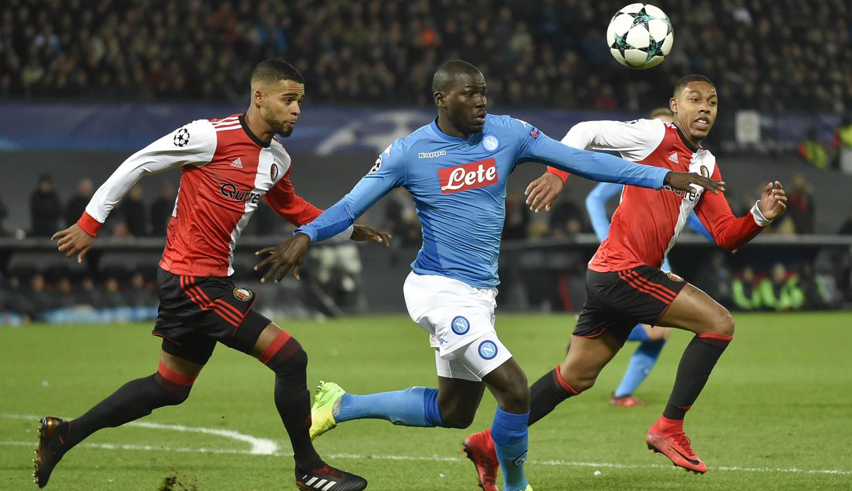 Bek Napoli, Kalidou Koulibaly, berebut bola dengan bek Feyenoord, Jeremiah St Juste, pada laga Liga Champions di Stadion Kuip, Rotterdam, Rabu (6/12/2017). Feyenoord menang 2-1 atas Napoli. (AFP/John Thys)