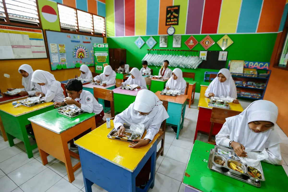 Program Makan Bergizi Gratis (MBG) menggunakan metode prasmanan untuk meningkatkan gizi anak-anak sekolah. Dengan dukungan teknologi dan kolaborasi ahli gizi, program ini mendukung kesehatan generasi muda. (Foto: Ist)
