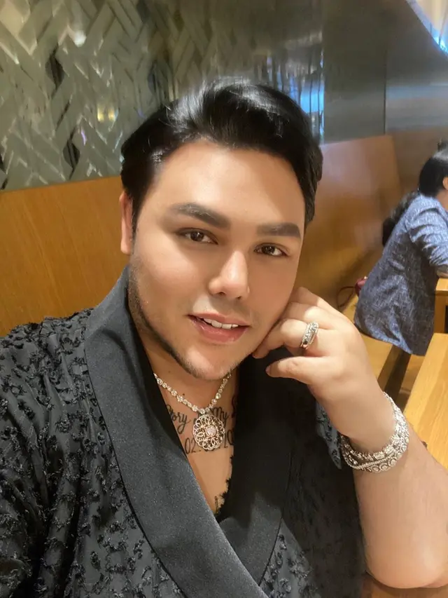 6 Potret Terbaru Ivan Gunawan, Bak Bintang Hollywood dan Bikin Pangling