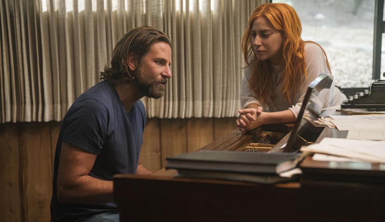 <p>Gambar yang dirilis oleh Warner Bros menunjukkan Bradley Cooper dan Lady Gaga dalam adegan film "A Star is Born." A Star is Born merupakan film drama musikal yang mengisahkan siklus ketenaran di dunia musik AS. (Neal Preston/Warner Bros via AP)</p>