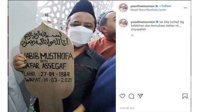 Ustaz Yusuf Mansur bersama jemaah lainnya turut hadir dalam pemakaman Habib Musthofa bin Jafar Assegaf.